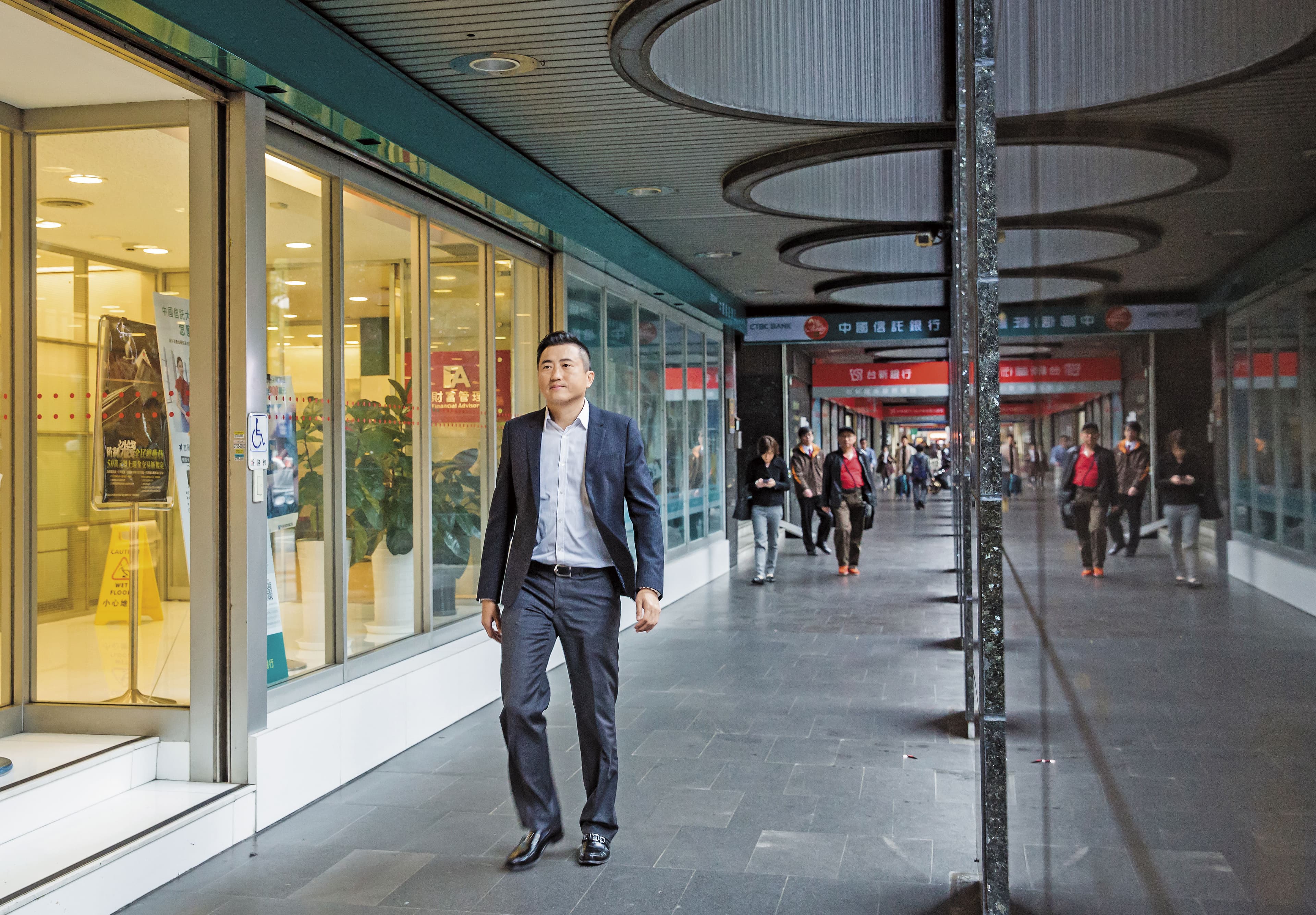陳建慶是忠孝東路4段店面銷售高手，除了自己買來投資，更帶客戶一起買。