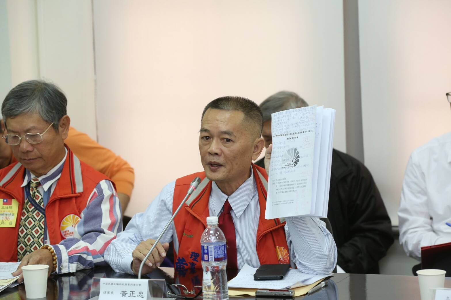 太陽熱能商業同業公會理事長黃正忠指控，能源局推動太陽熱能產業成效不彰，且17年來有獨厚成大基金會之虞。