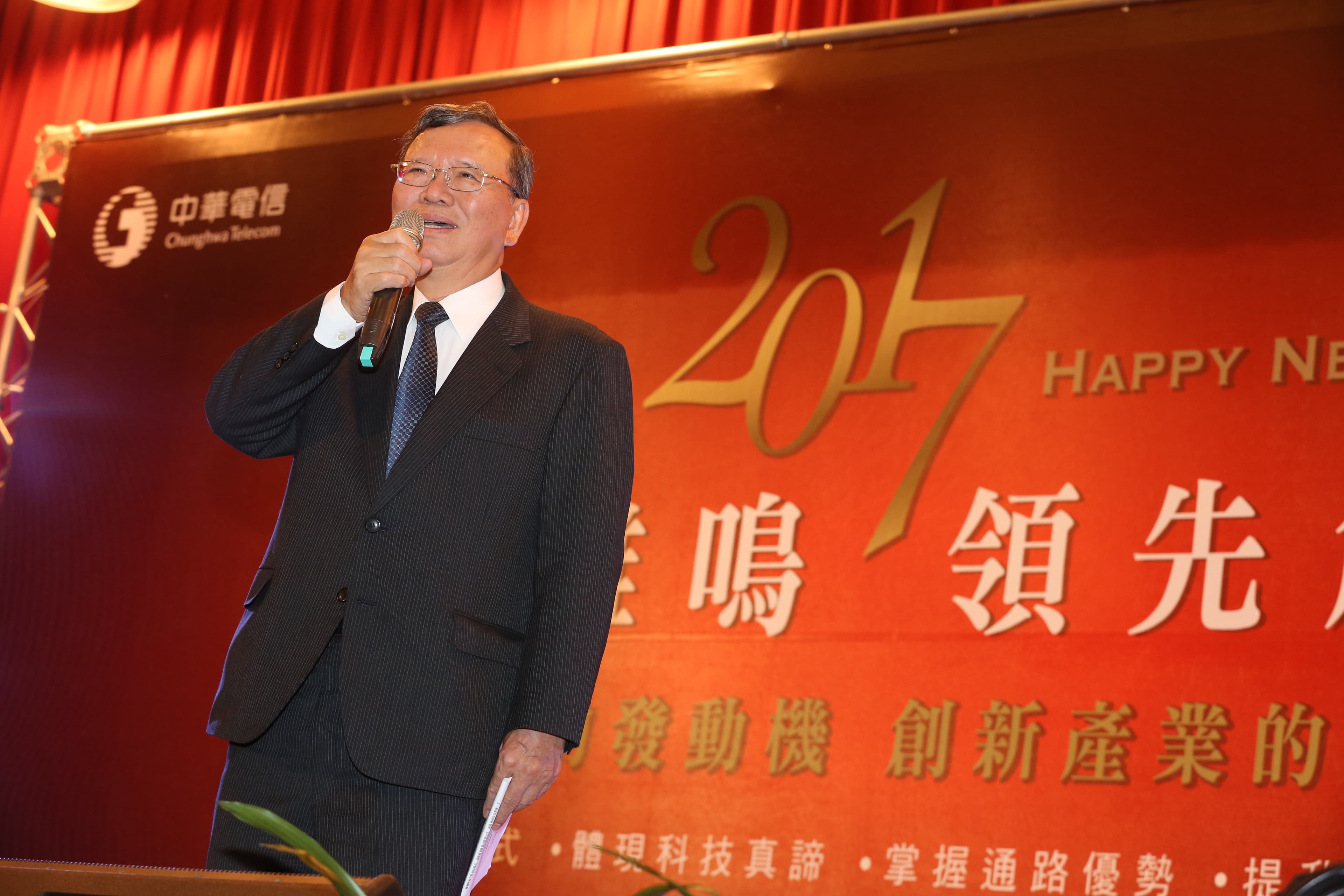 不同於前任董事長蔡力行愛唱英文歌，鄭優上台大唱本土歌謠。