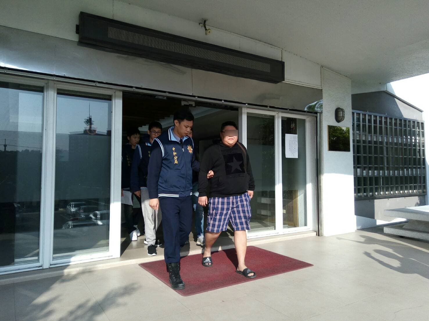 徐嫌經營暴力討債集團，今上午在睡夢中被警方逮捕，連睡褲和拖鞋都來不及換。