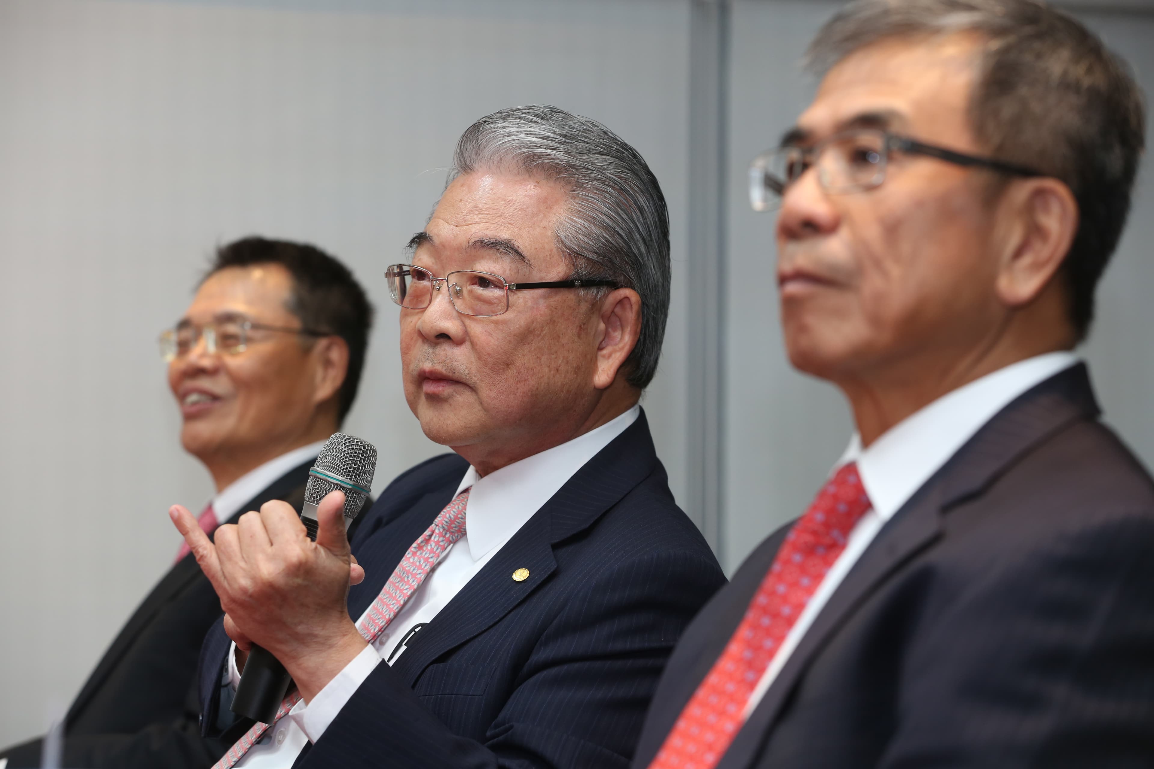 2016年碰到大客戶東芝、樂視先後出事，仁寶董事長許勝雄（中）倒是樂觀看待2017年，認為最壞狀況過去。
