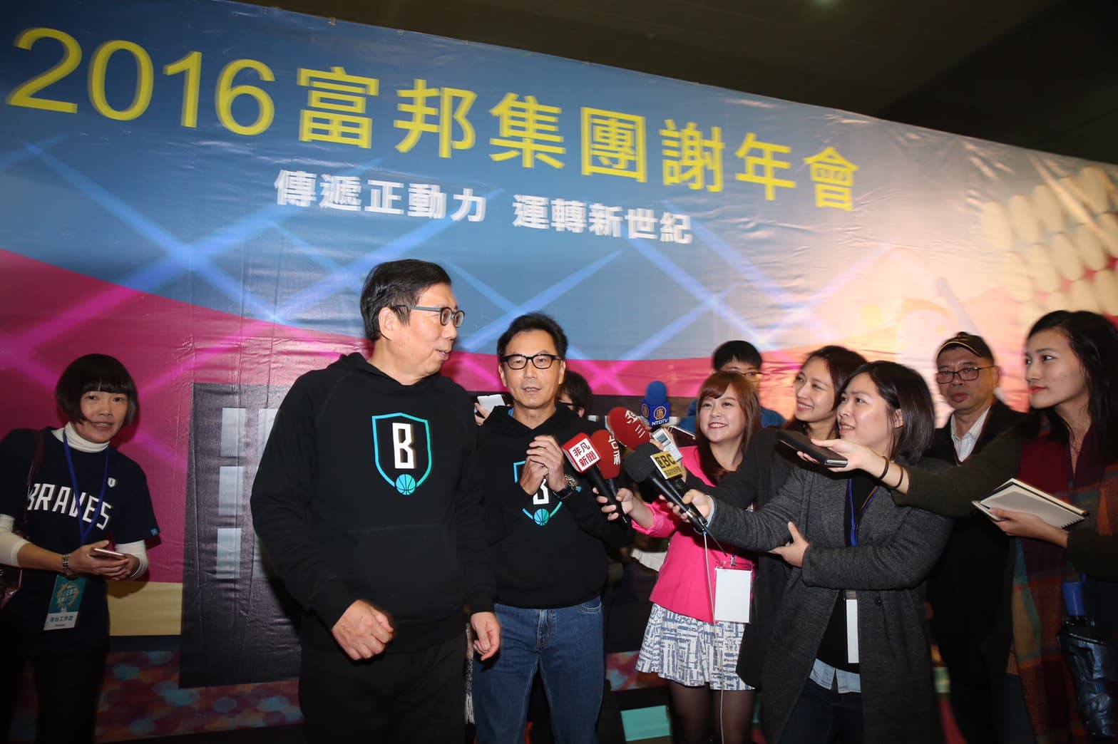 蔡明忠、蔡明興兄弟穿著富邦勇士隊帽T出席尾牙，蔡明興難得主動回答媒體提問。