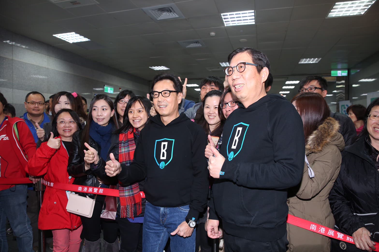 富邦集團舉行謝年會時，大董蔡明忠、二董蔡明興宛如明星，大受員工歡迎。