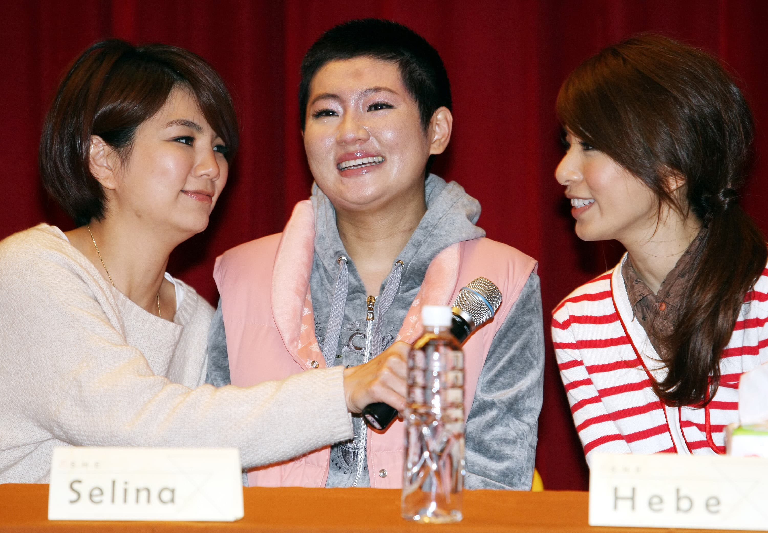 2010Selina（中）拍戲燒傷，除了好姐妹Ella（左）及Hebe（右）的陪伴，張承中堅持結婚也給Selina力量面對漫長的復健路。（中央社）