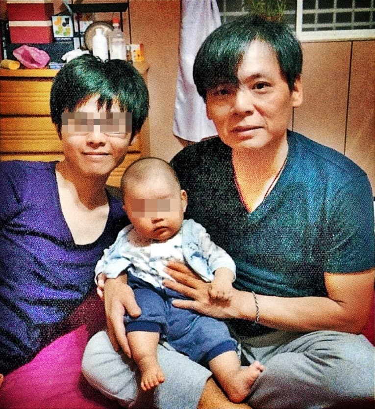 徐自強（右1）入獄時兒子剛讀小學，獲釋時兒子（左1）已退伍，而今有個1歲小孩，一家與父母四代同堂。（徐自強提供）