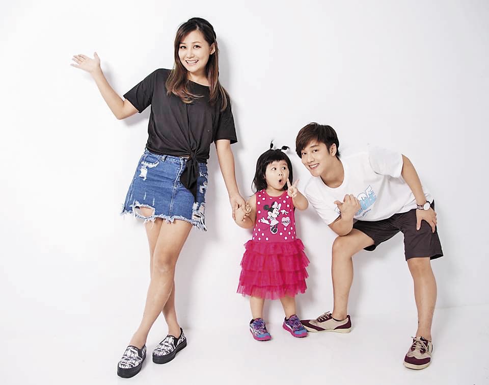 「那對夫妻」由丈夫Kim(右)及老婆Nico(左)、女兒妮妮(中)組成，一家人合體吸金，功力驚人。(Kim提供)