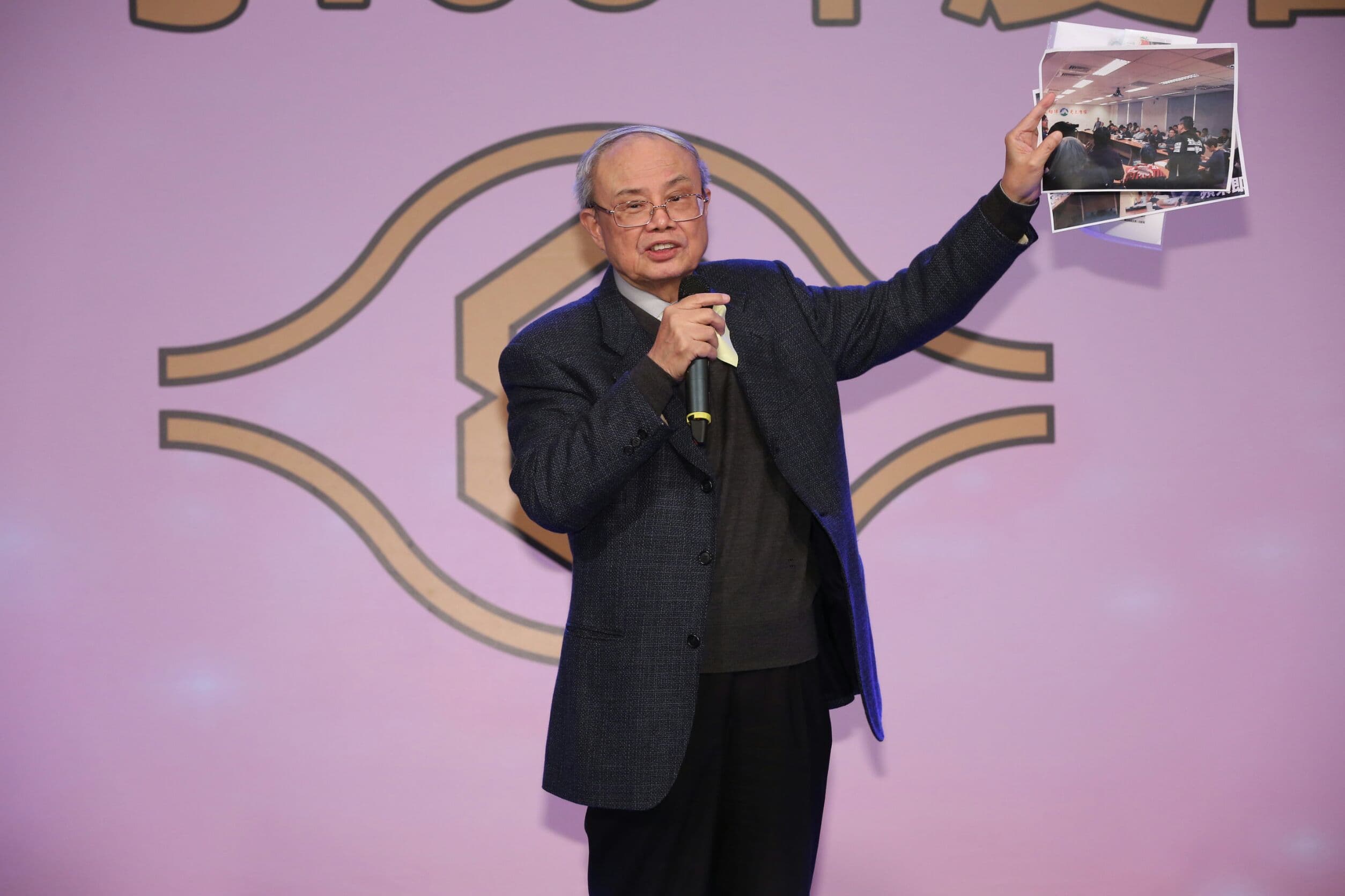 台化副董事長洪福源手拿照片，砲轟環評阻撓公司代表發言。