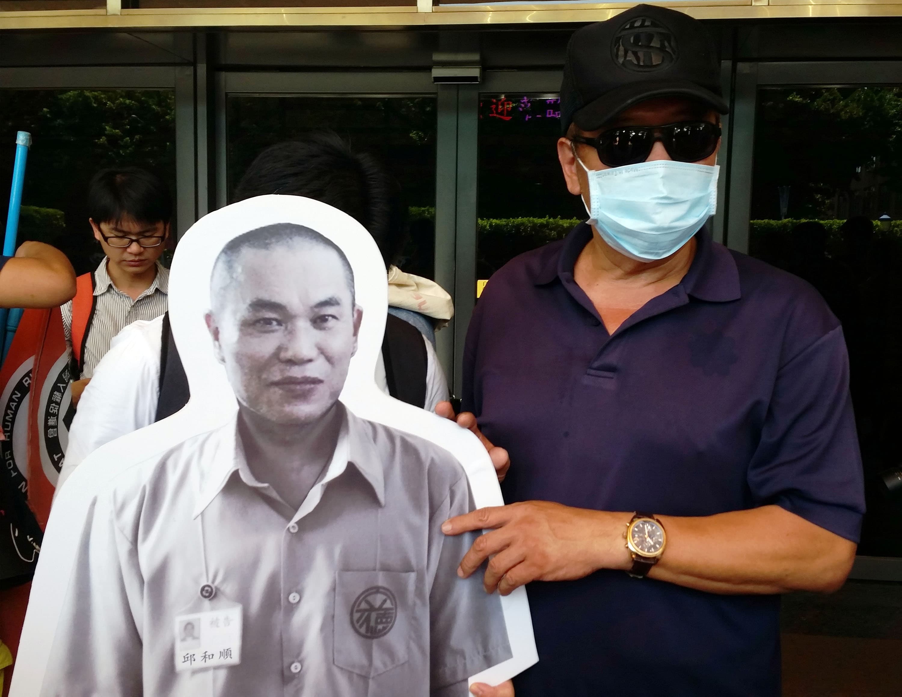 學童陸正撕票案主謀邱和順死刑定讞，遭關押28年。一名自稱當年負責押解的員警（右）表示，聽到邱遭刑求逼供。（中央社））
