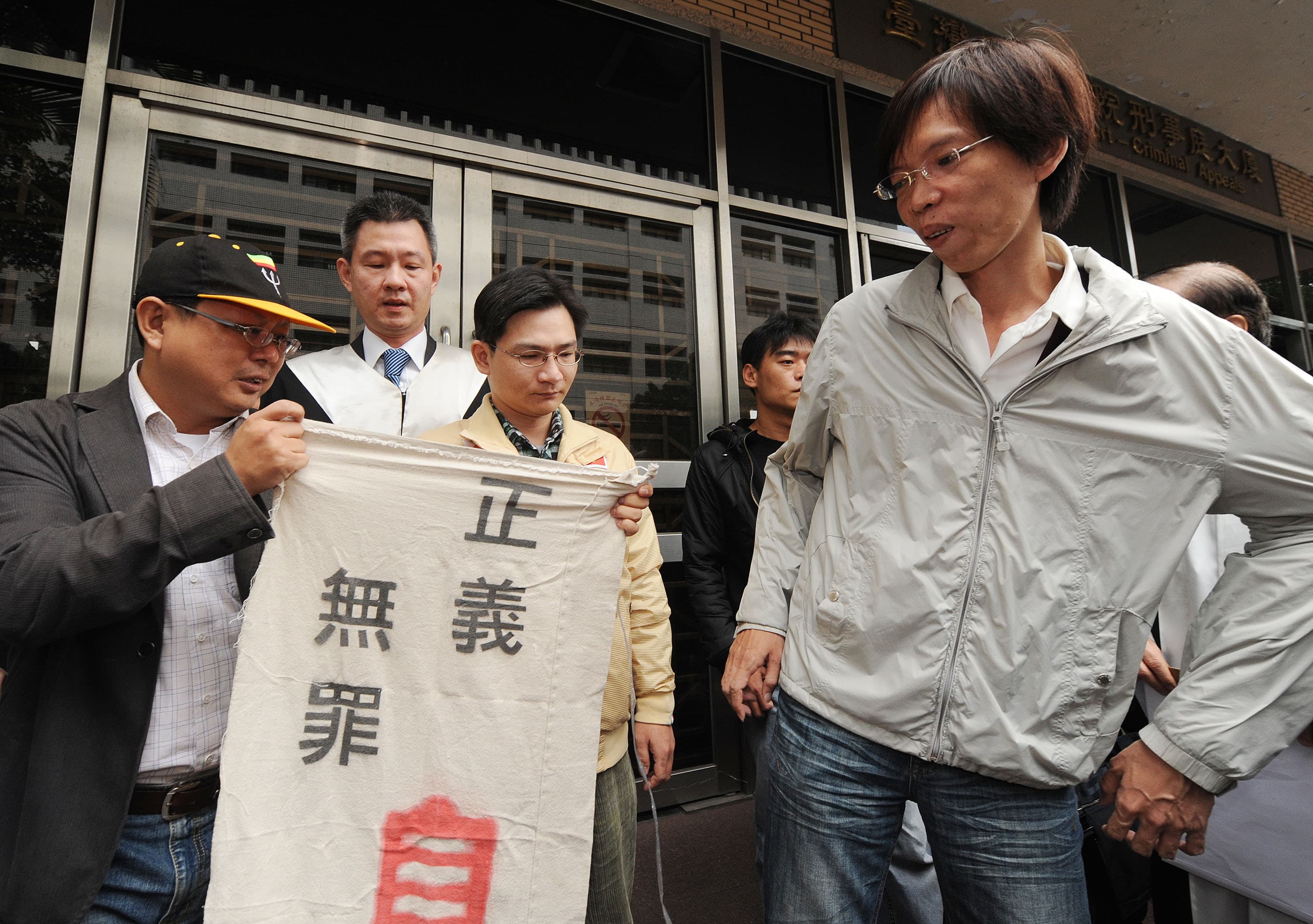 纏訟多年的吳銘漢夫婦命案，被告蘇建和（前右）、劉秉郎（左 3）、莊林勳（後右）獲高院再更二審判無罪。（中央社）