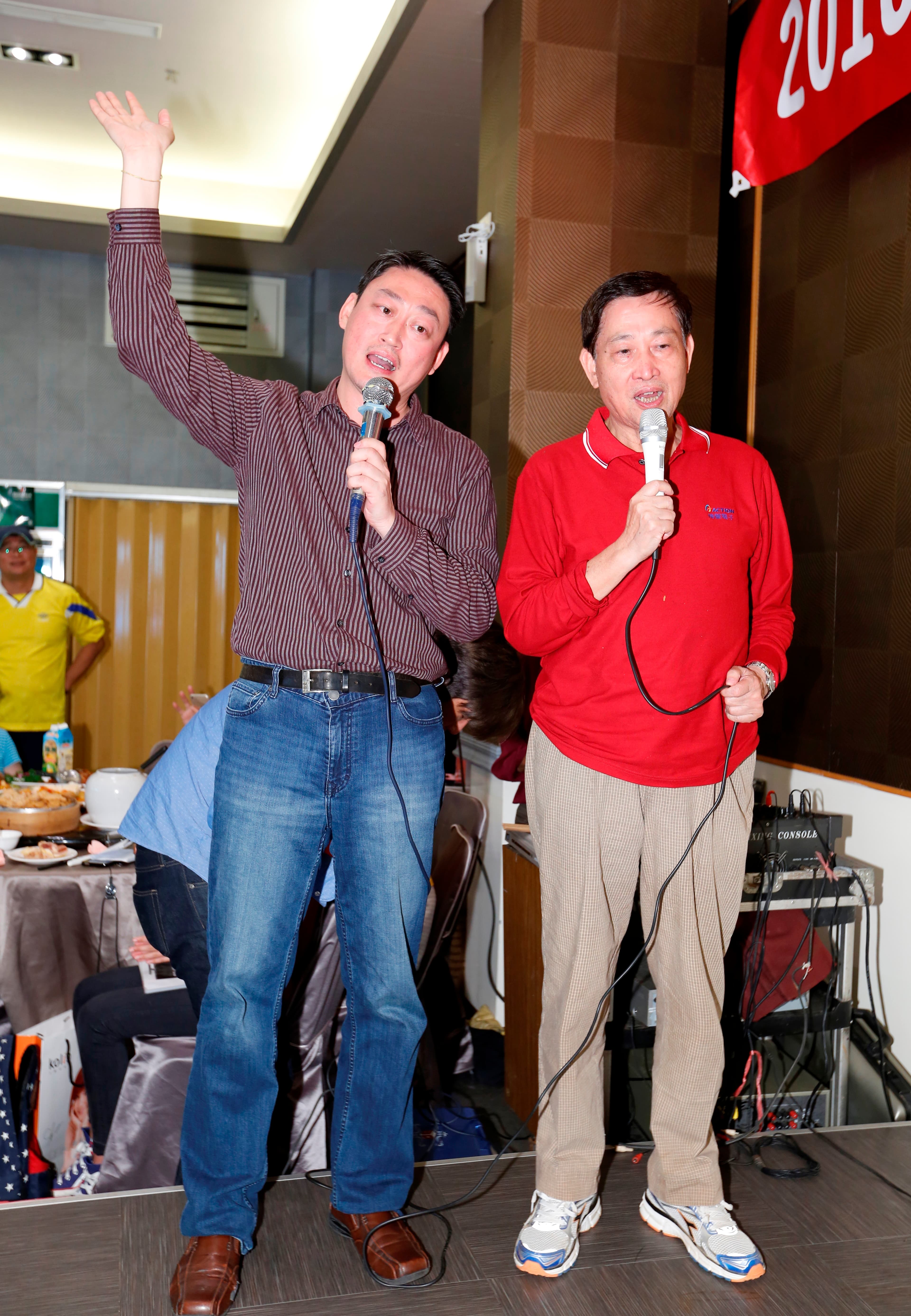 憶聲尾牙上，彭君平（右）與兒子彭柏彰（左，歌林副總）上台高歌一曲。