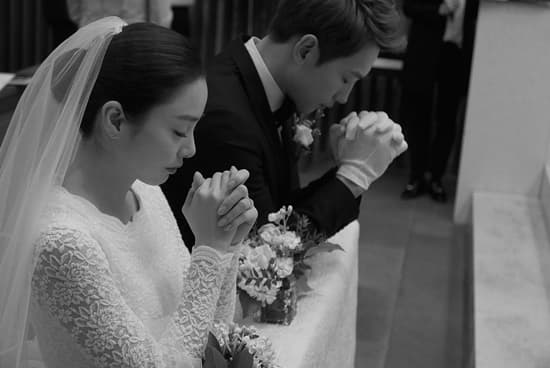 RAIN與金泰希合掌祈禱，許願婚姻美滿，共度白頭。(網路圖片)