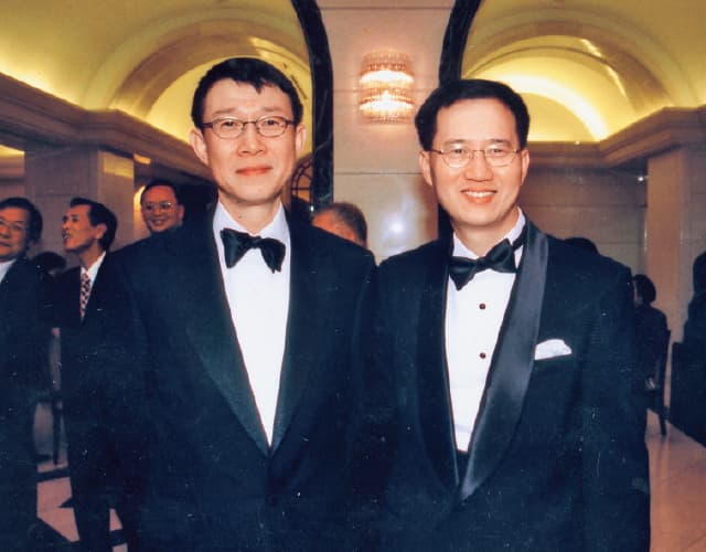 辜啟允（左）、辜成允（右）兄弟合照。（翻攝自《辜振甫紀念專刊》）