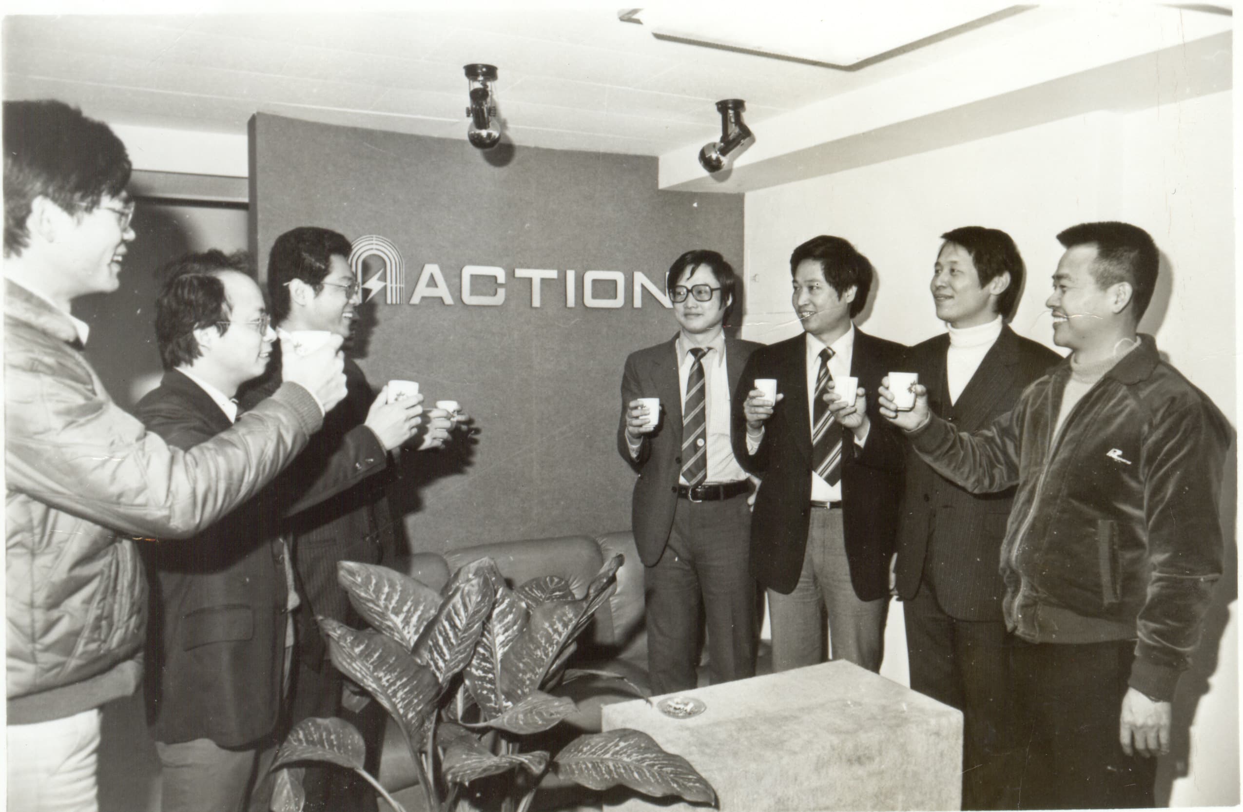 憶聲電子由彭君平(右3)與彭君田(右4)兄弟聯手創立，圖為1982年成立台北辦公室。(憶聲提供)