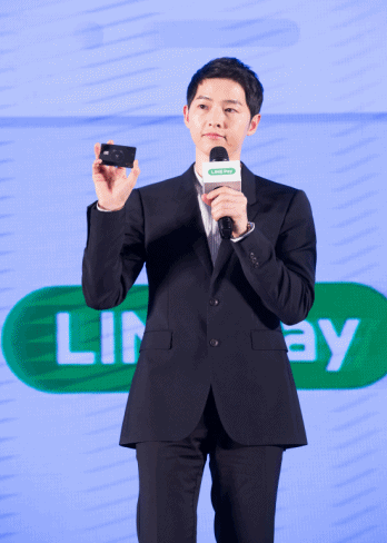 宋仲基將中國信託LINE PAY鼎極無限卡塞進口袋說：「我的！我的！」