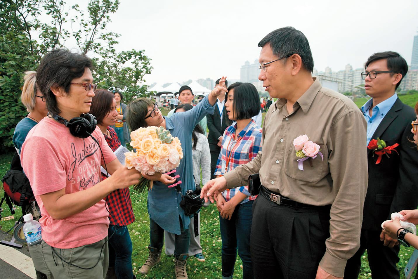 《52赫茲我愛你》請到台北市長柯文哲（右）跨刀客串當起證婚人。