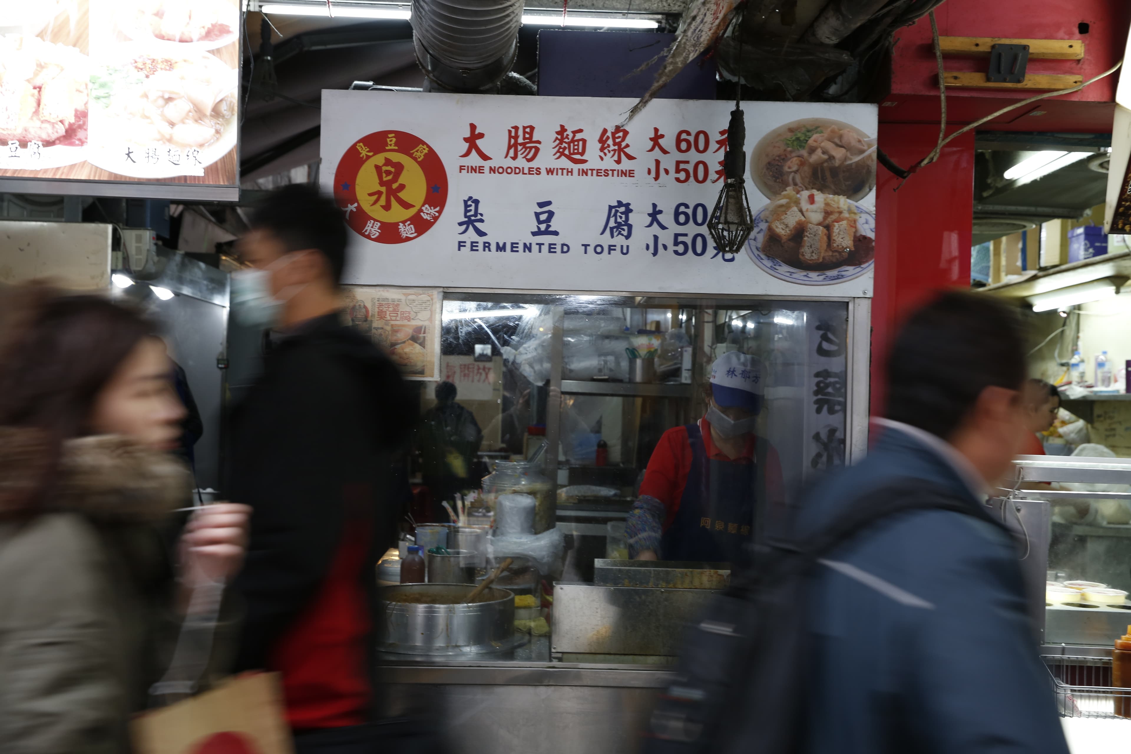 熱愛美食的辜成允，曾帶記者去台北市南陽街「阿泉麵線」吃麵線、臭豆腐。