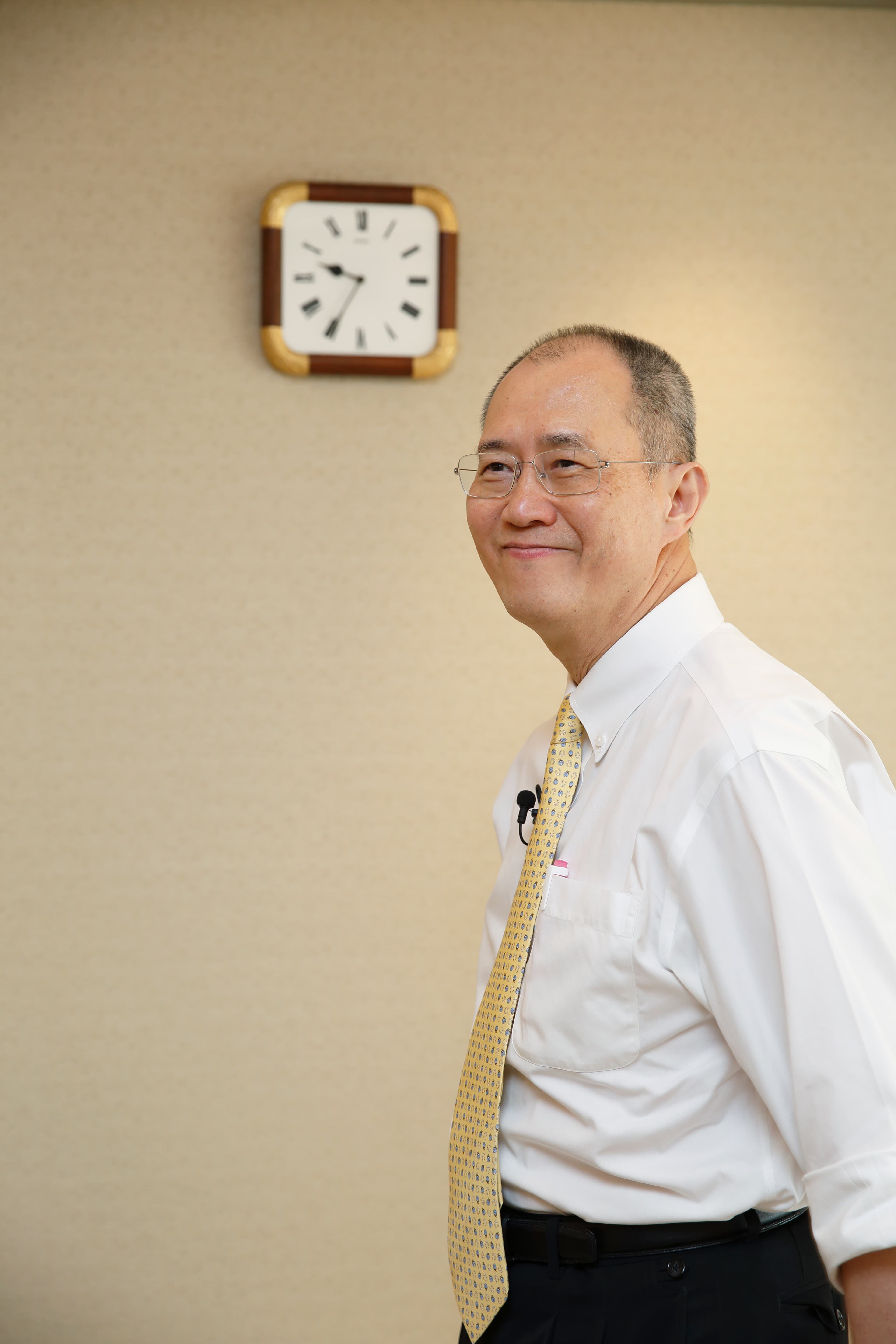 辜成允辦公室中，迄今仍保留父親辜振甫收藏的時鐘和手錶。