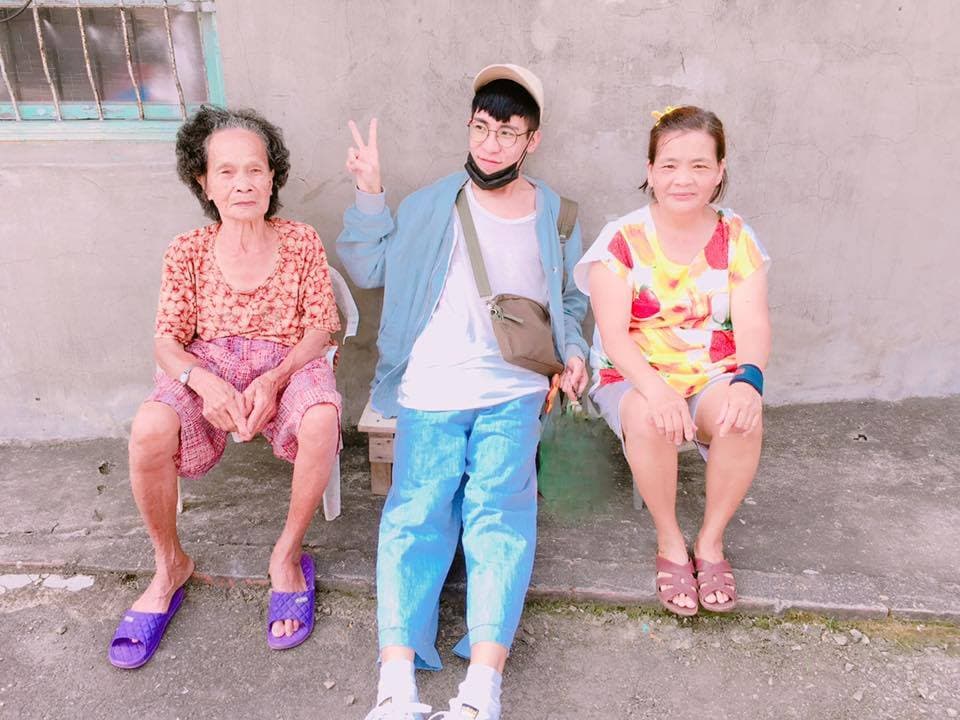 林進和媽媽、阿嬤感情很好，為了讓阿嬤在電視上看到他，用盡全力表現。取自臉書