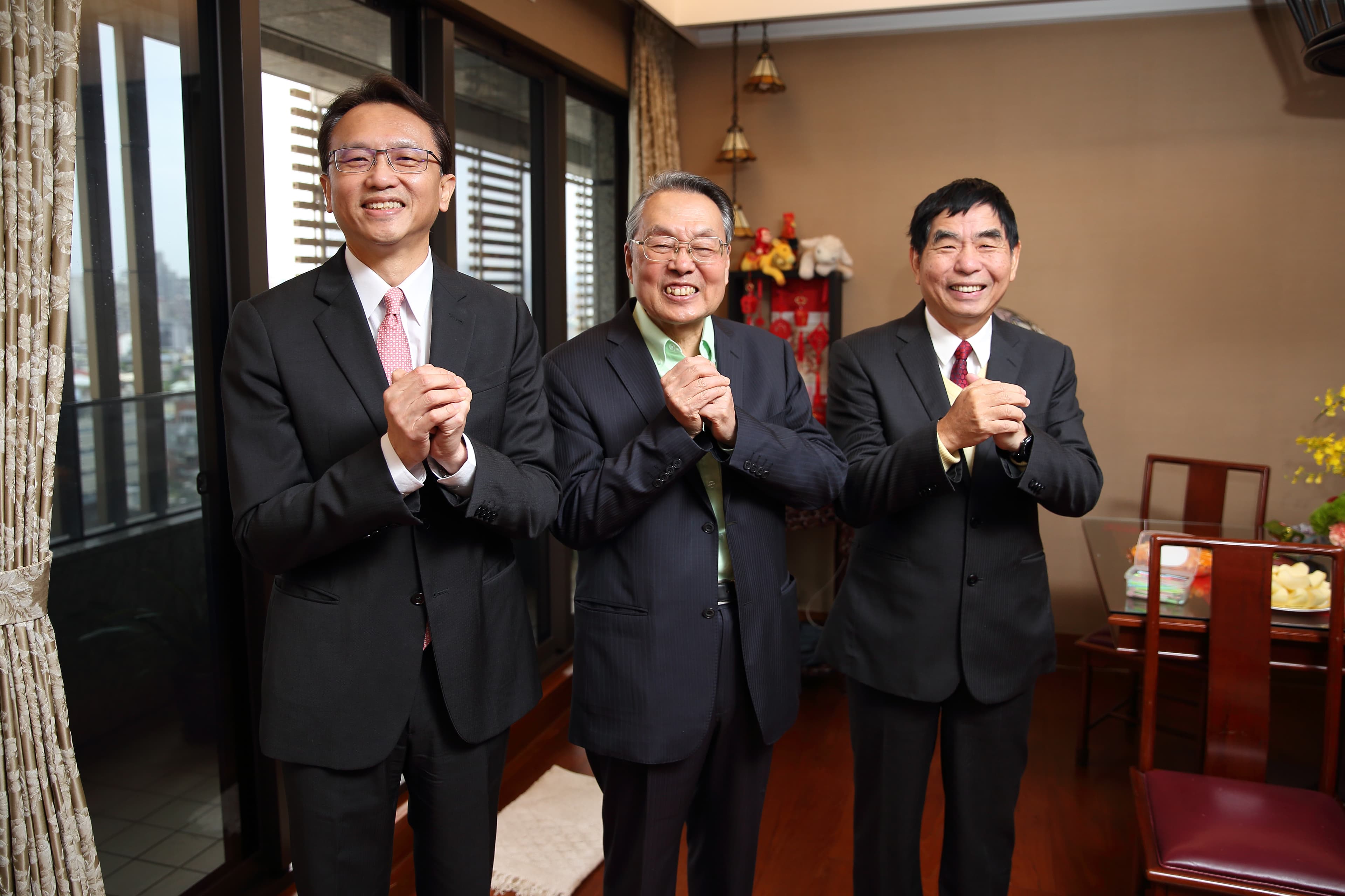 每年開春，宏碁集團照例都會到創辦人施振榮（中）家拜年，左為執行長陳俊聖、右為董事長黃少華。