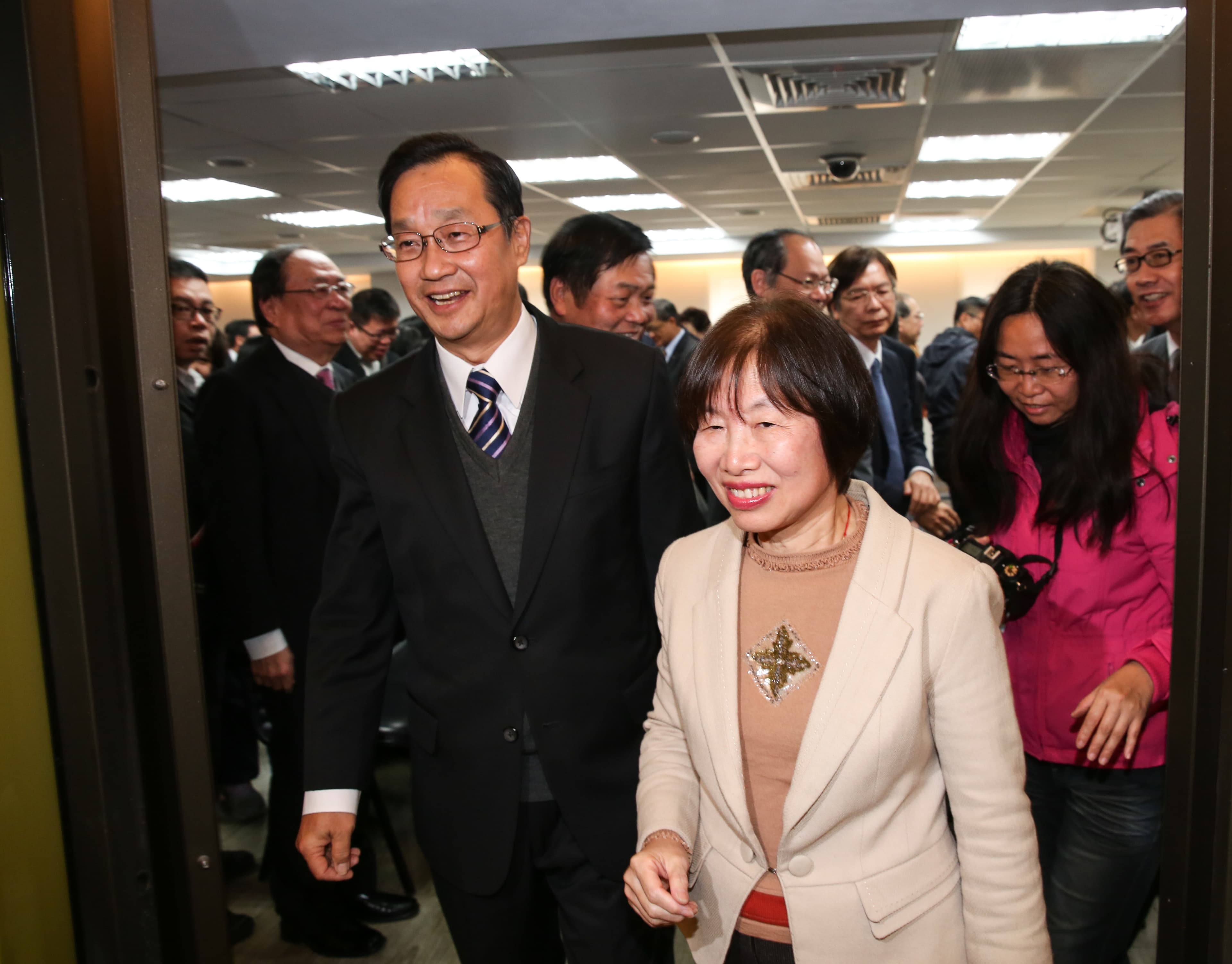 桂先農（前排左）二度出任保發中心董事長，計畫建置保險聯徵中心，有利簡化核保理賠程序。