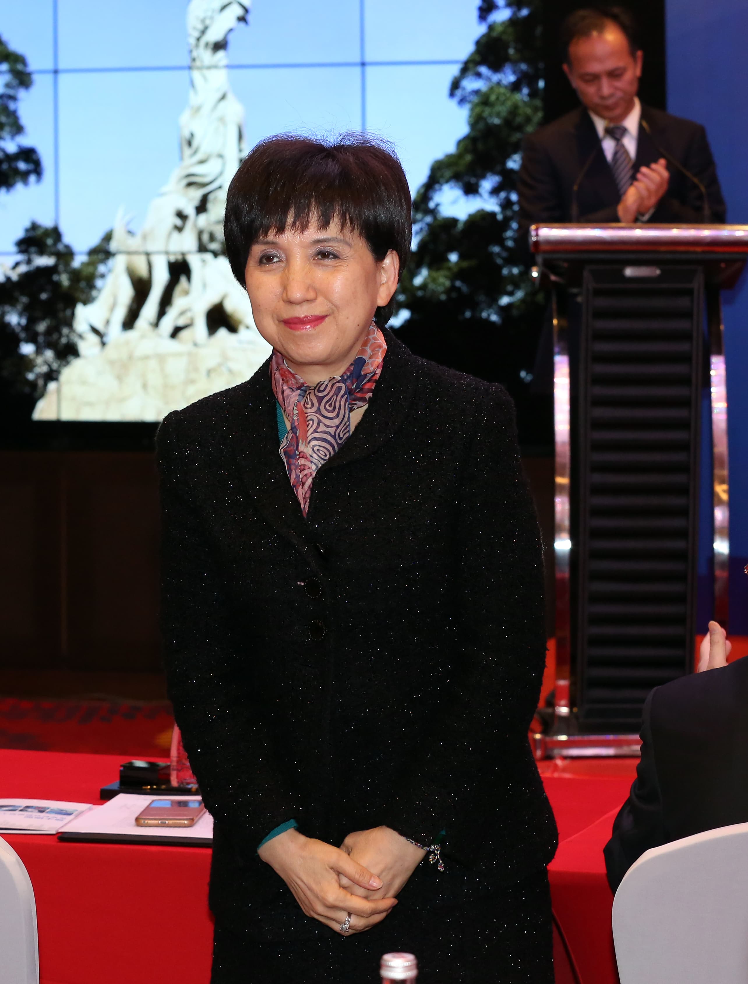 有錢媽媽之稱的鴻海總財務長黃秋蓮，備受郭台銘倚重，也是金管部隊的掌門人。