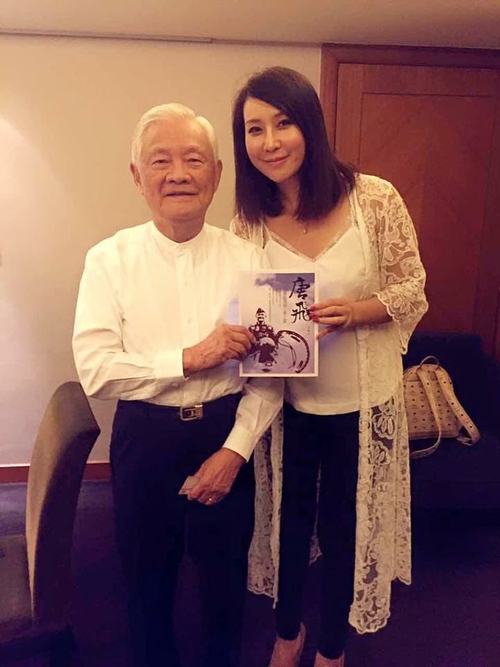 邱惠美曾與前行政院長唐飛合影