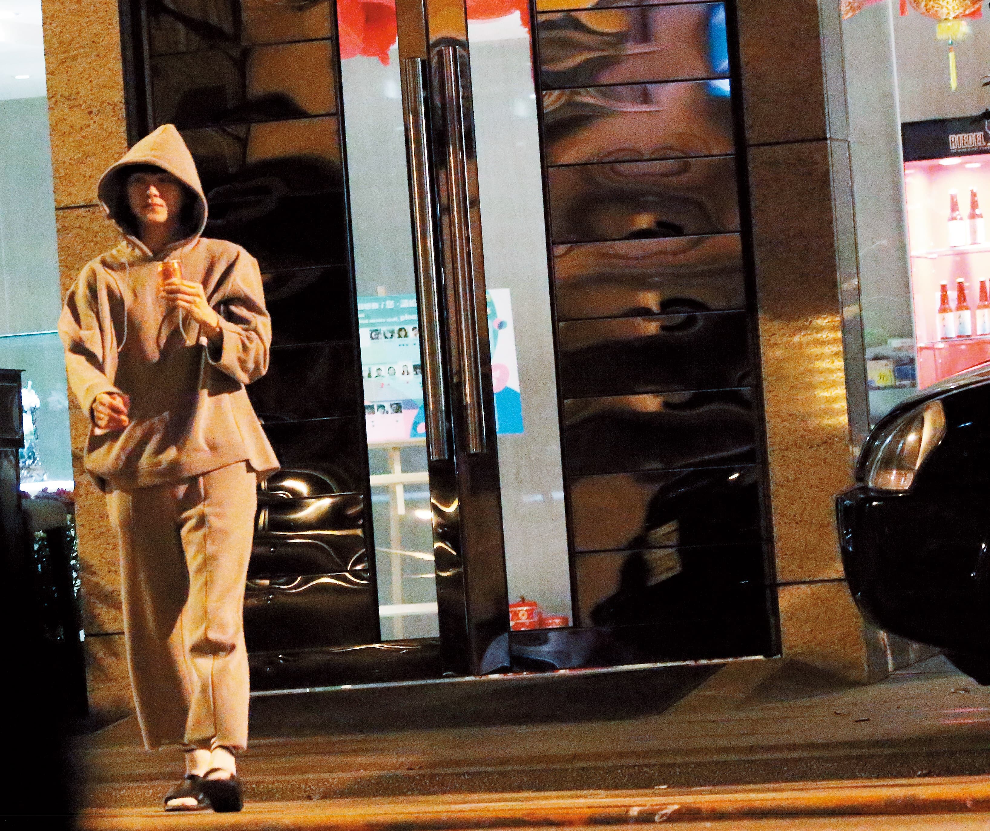 23：46 炎亞綸跟嫩男上旅館時十分小心，都是一前一後進出。出旅館時，順序跟進旅館時不同，由炎亞綸先出，嫩男接著才出。