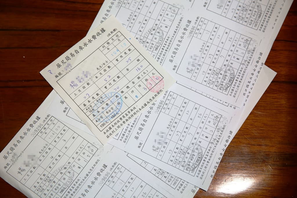民眾提供的簡水委員會水費收據，費用波動幅度大，讓人質疑是溢收水費。