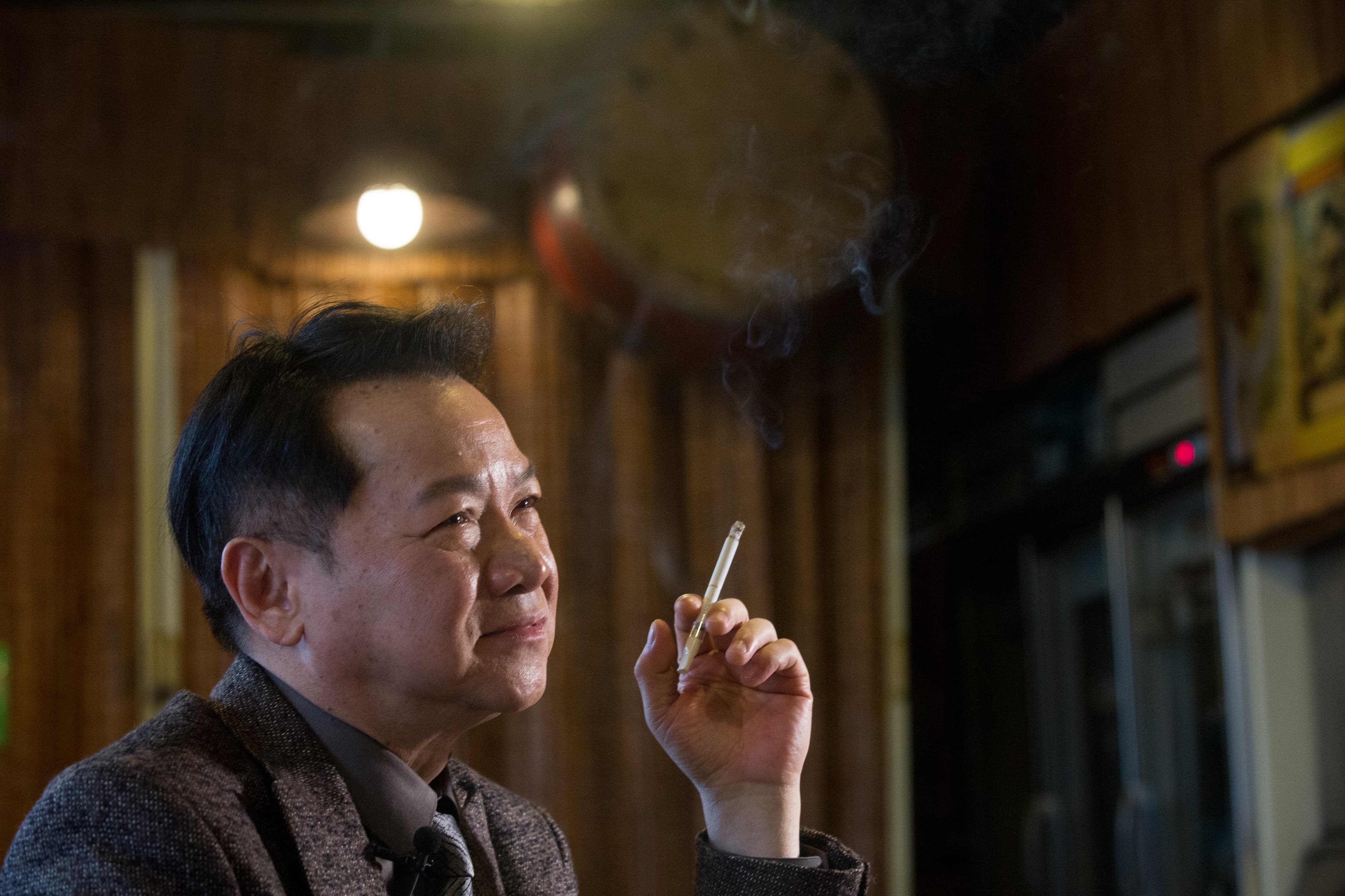 談到「拚」，葉啟田眉頭深鎖，忍不住點了一根菸。