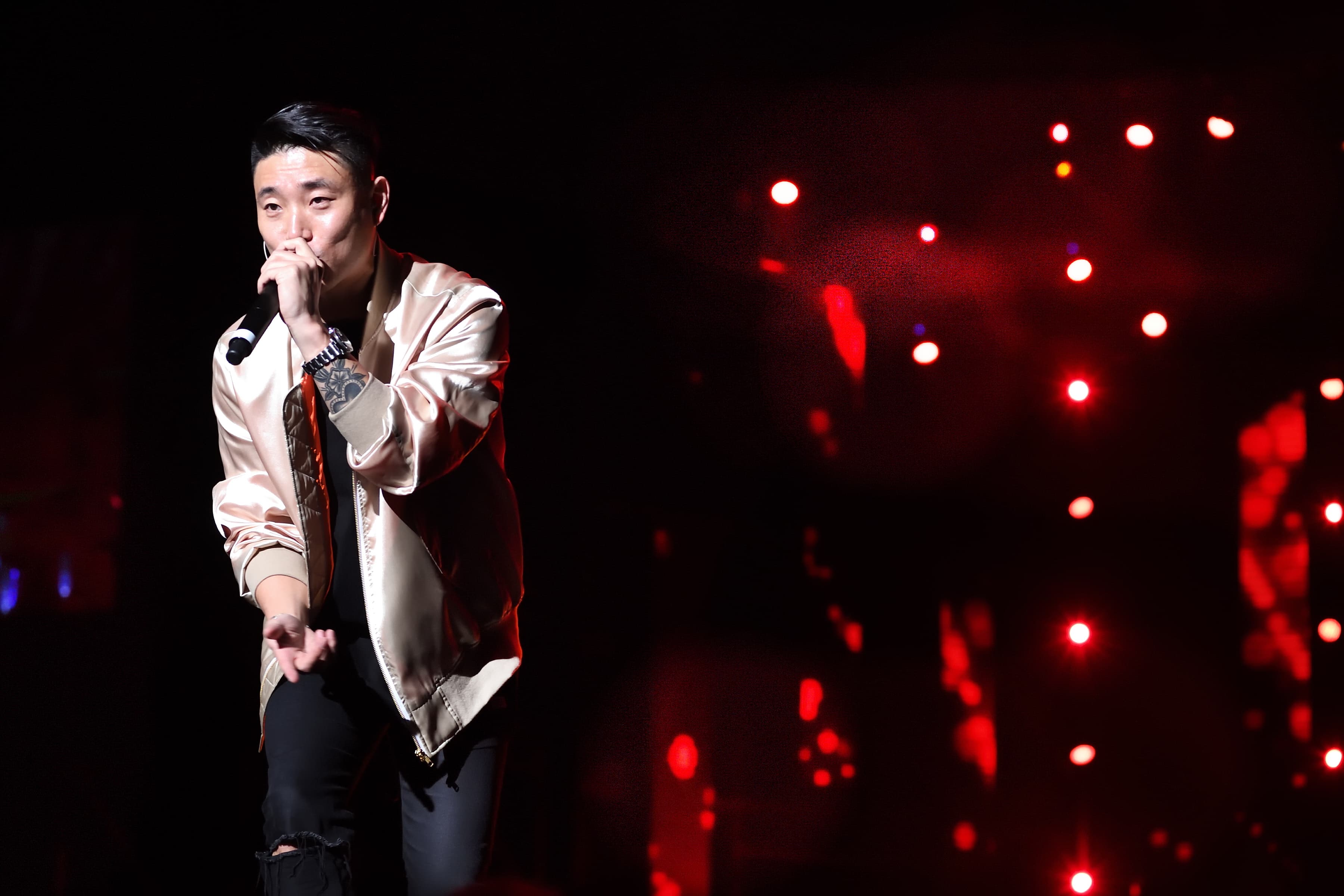 Gary以嘉賓身分出場演唱3首歌，未與其他成員互動。