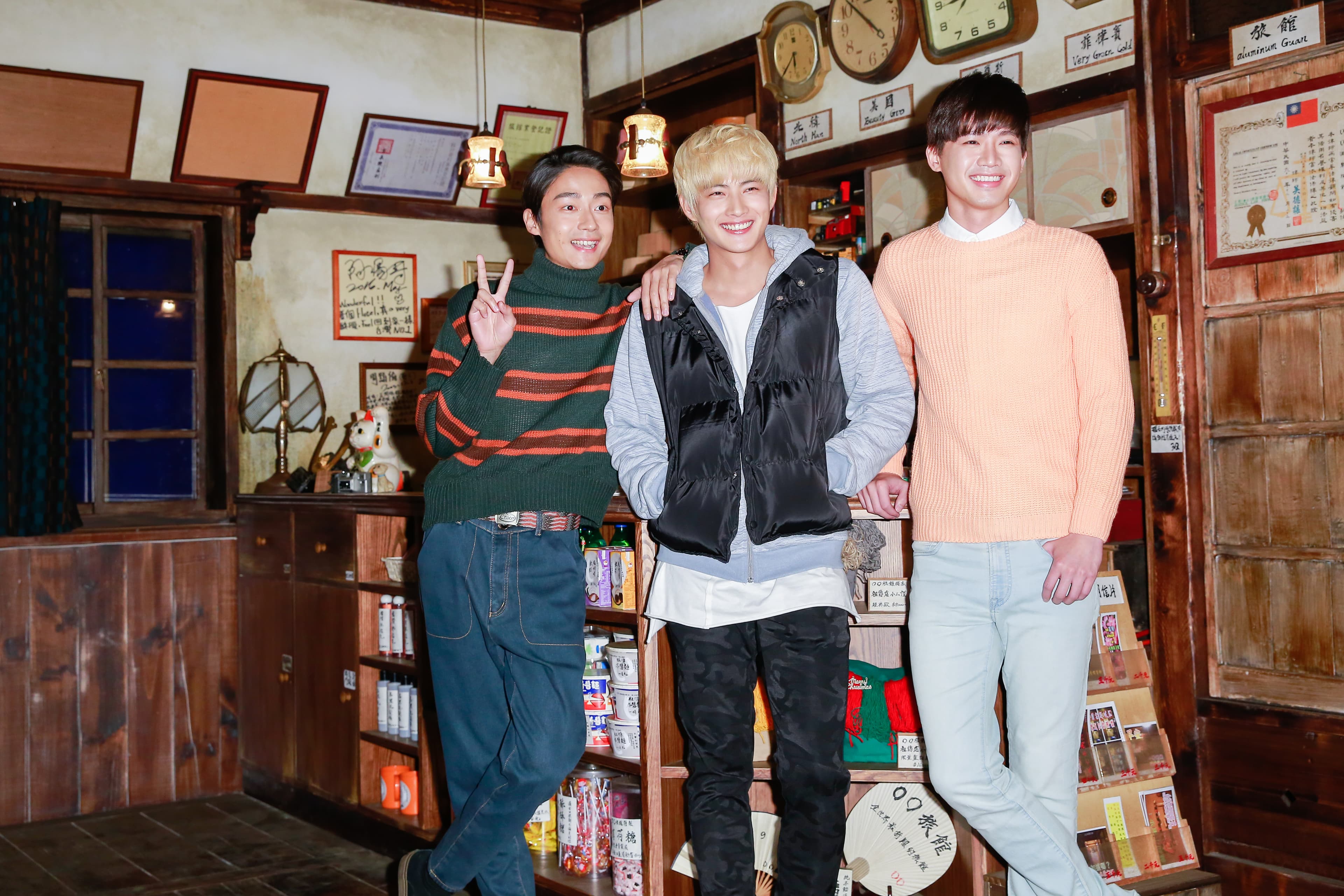 大鶴(左起)、張庭瑚、洪言翔在《切小金家的旅館》飾演哥們,戲裡戲外感情都很好。