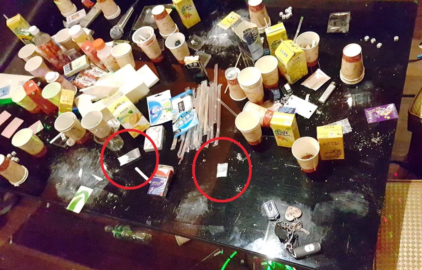 汽車旅館內桌上擺滿一堆毒品，還找來傳播妹陪喝。