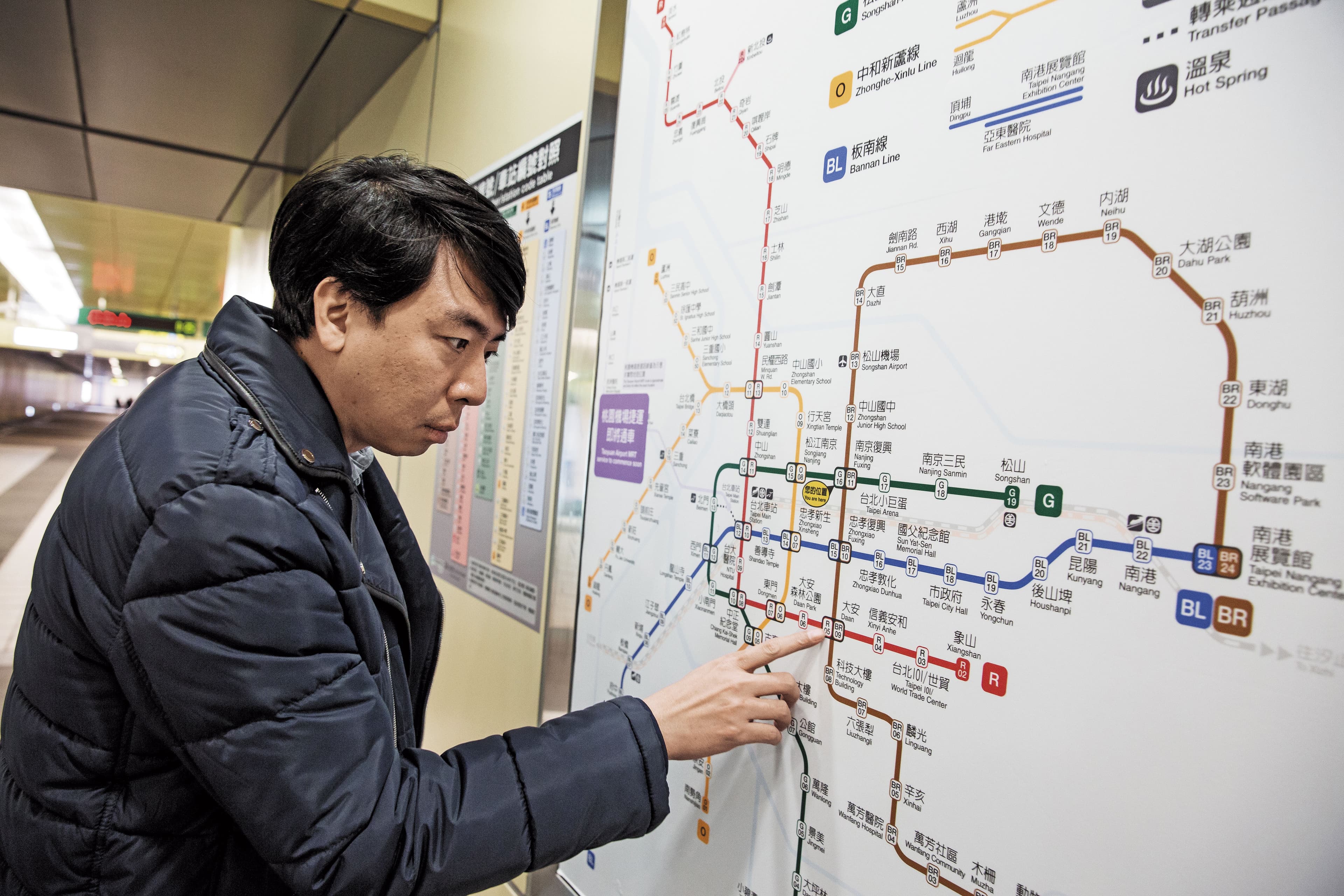 十幾年沒買車也沒自己開車的梁赫群，幾乎都是以捷運代步，不擔心民眾指指點點，相當自在。