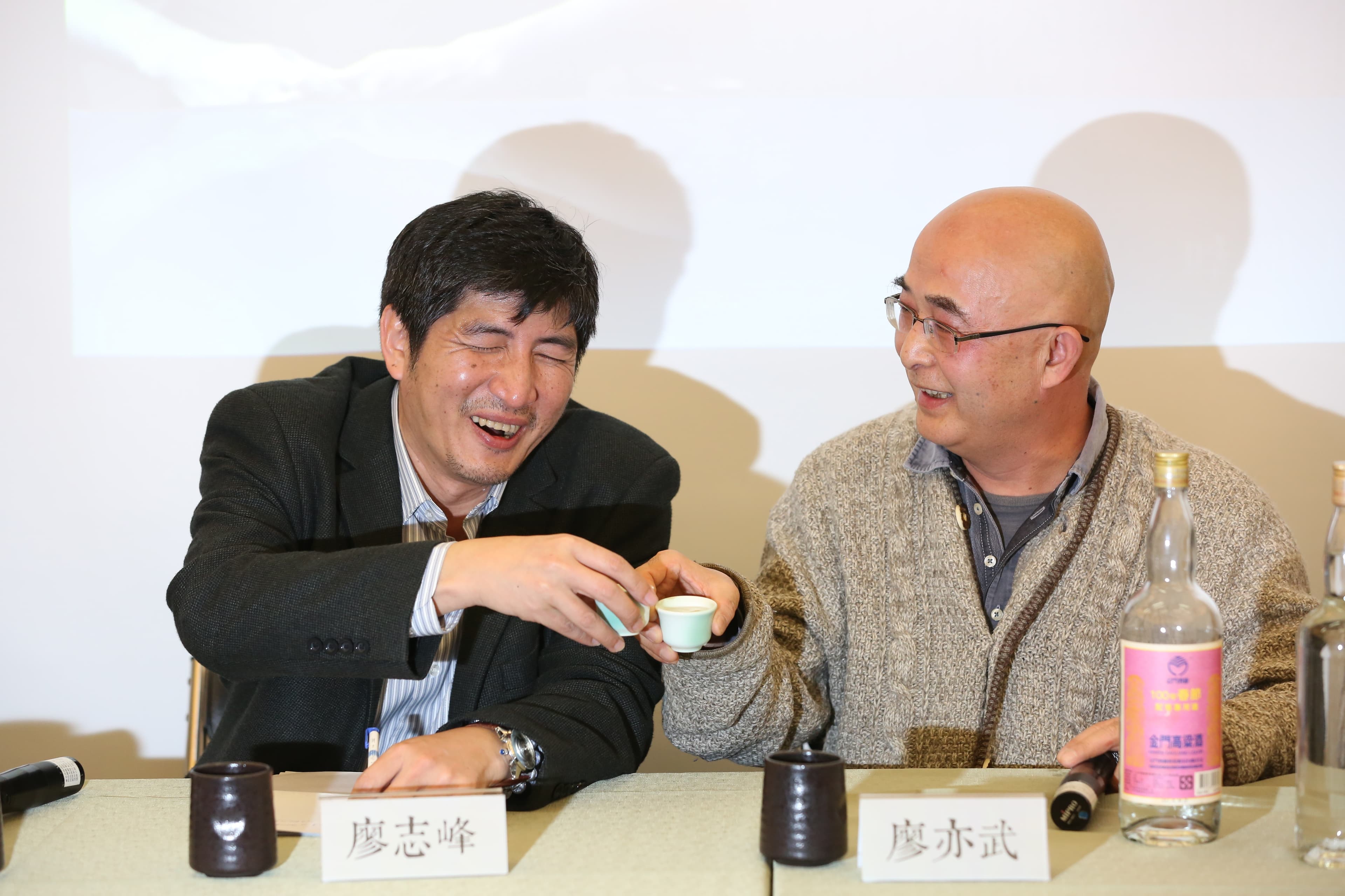 廖亦武（右）對陌生環境沒有安全感，在座談會中也得喝上幾杯，才能放鬆心情，自在聊天。左為允晨出版社編輯廖志峰。