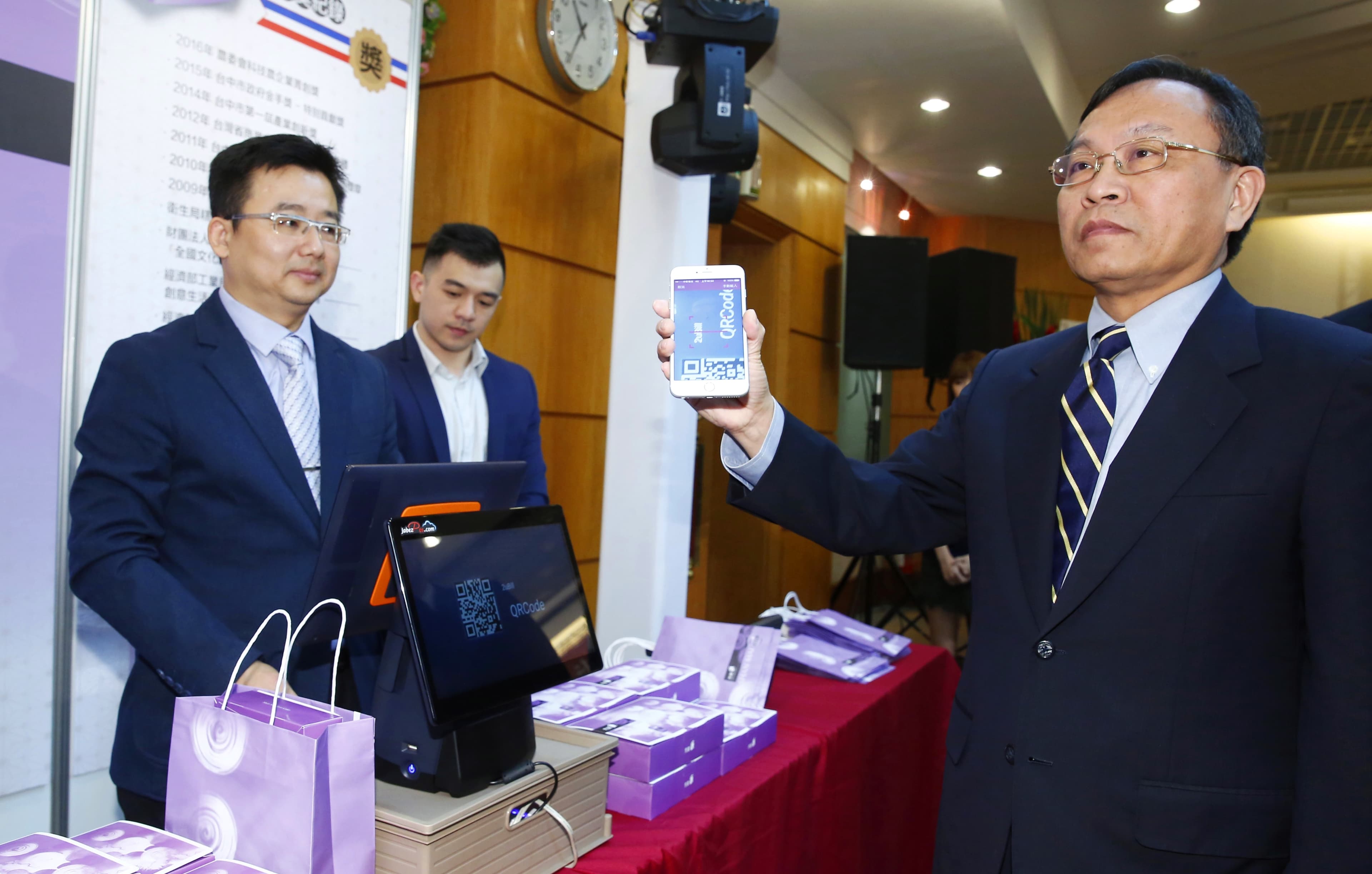 台銀董事長呂桔誠親自為自家行動支付業務隨身Pay擔任代言人。