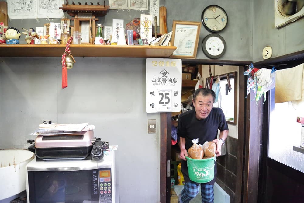 田村雅弘會親自調理味噌，在味噌中加入碎肉末、洋蔥末、芹菜末等等。