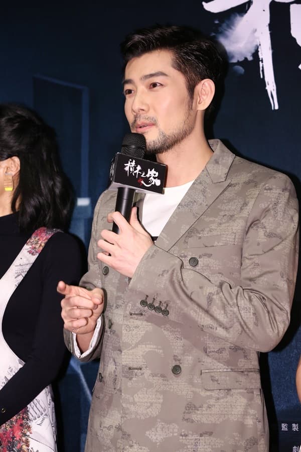 施易男因母逝看來憔悴許多，但他說自己沒有變瘦。