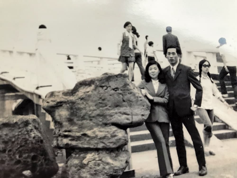原從事警察工作的方顯裕（右），經友人介紹，與羽毛世家千金李雲霓（左）相識相戀。（山頂鳥提供）