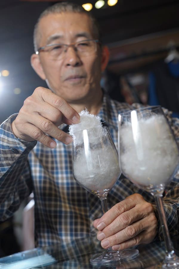 山頂鳥獨家研發出添加備長炭3D包覆羽絨纖維的蓄熱羽絨，升溫保溫效果更勝傳統羽絨。