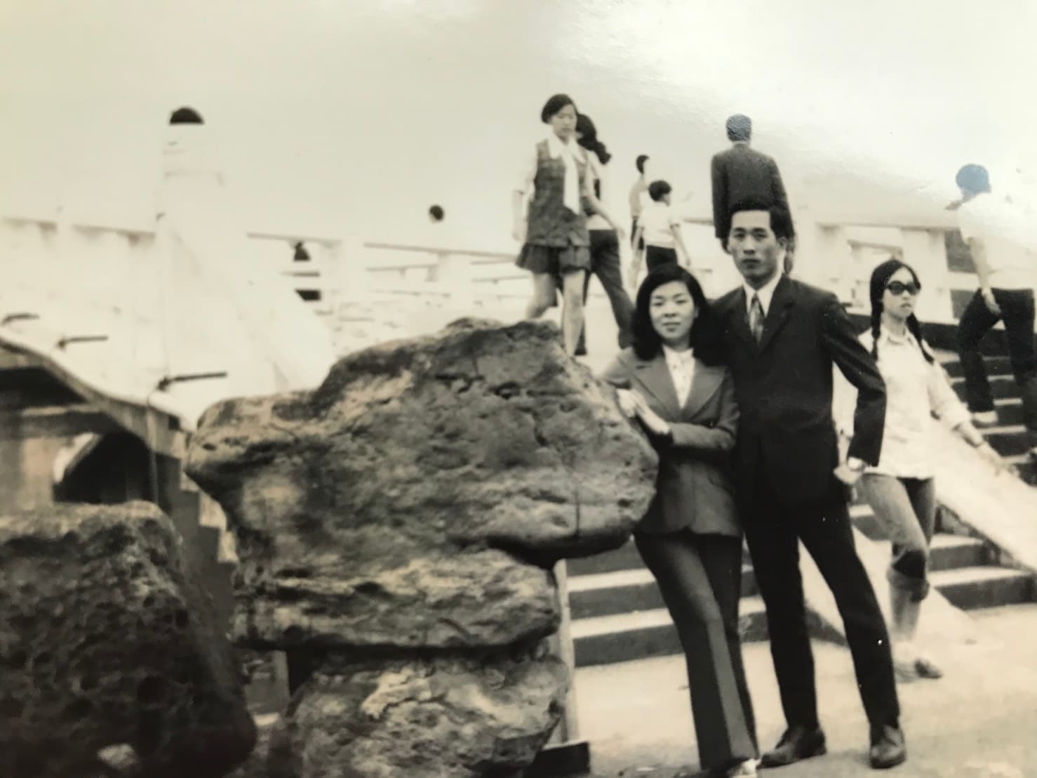 原從事員警工作的方顯裕（右），經友人介紹，與羽毛世家千金李雲霓（左）相識相戀。（山頂鳥提供）