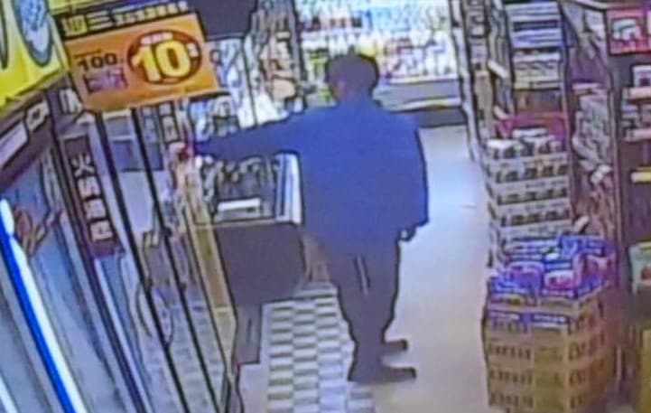 郭男得手臨走前為了避免店員起疑還買瓶飲料才走。