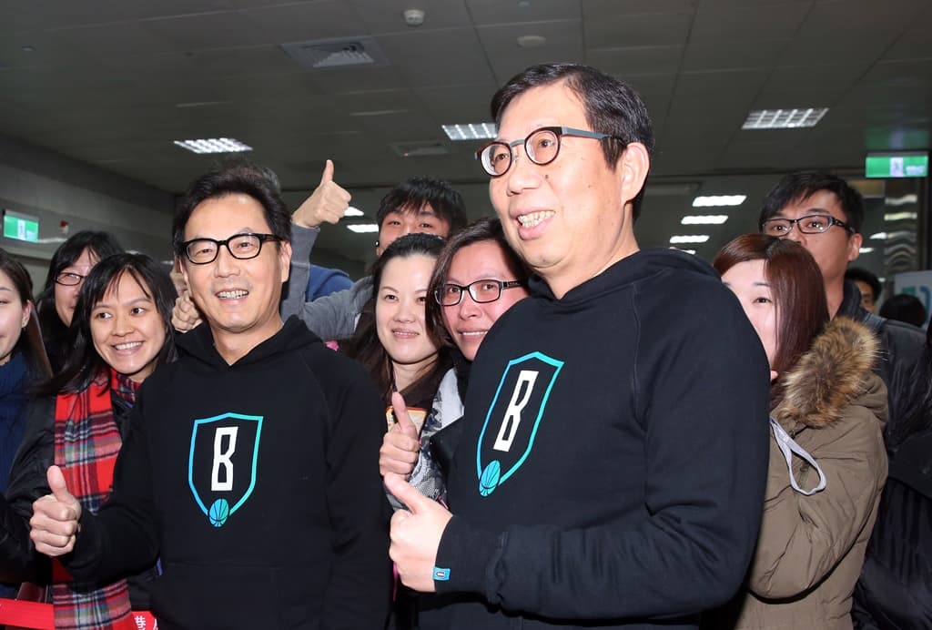 富邦集團董事長蔡明忠（左）與7年前與弟弟蔡明興（右）成立大富媒體收購凱擘。