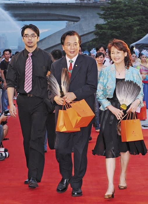 林志玲的哥哥林志鴻（左起），及爸爸林繁男、媽媽吳慈美，一家人感情很好。