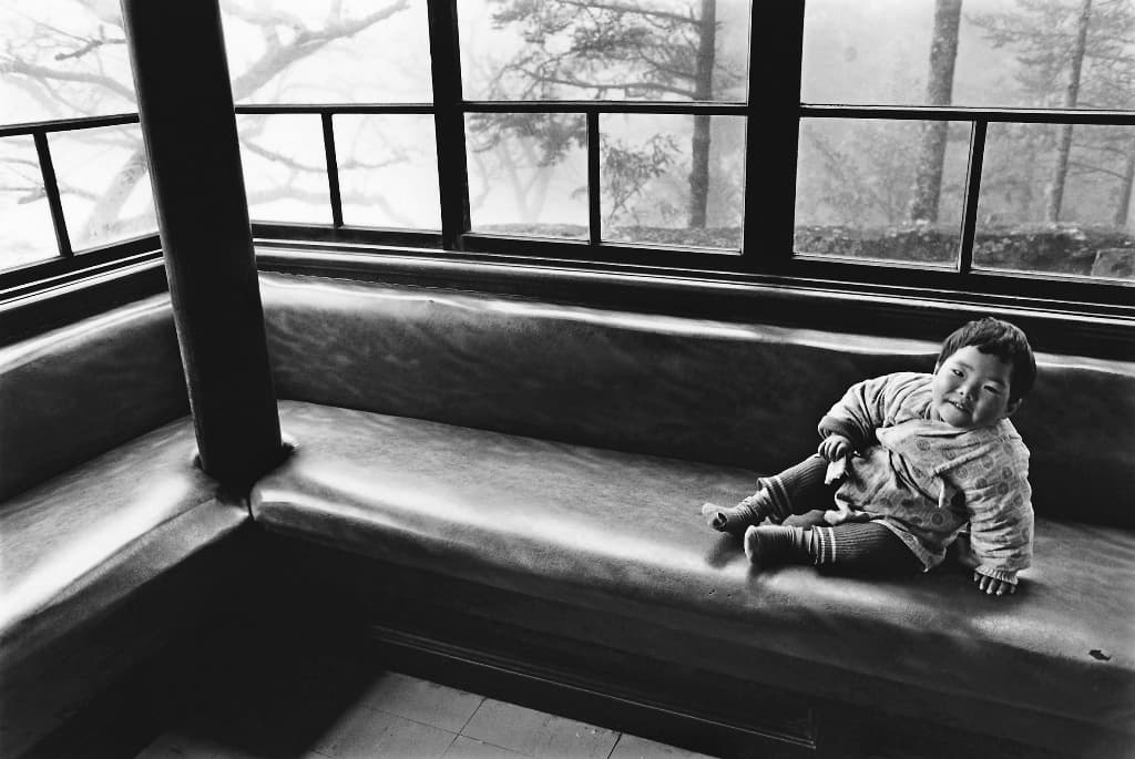 1978年於阿里山拍到的小男孩，景和霧和光都好，張照堂看見忍不住就拍了。他說這照片讓他想起自己的童年。（張照堂提供）