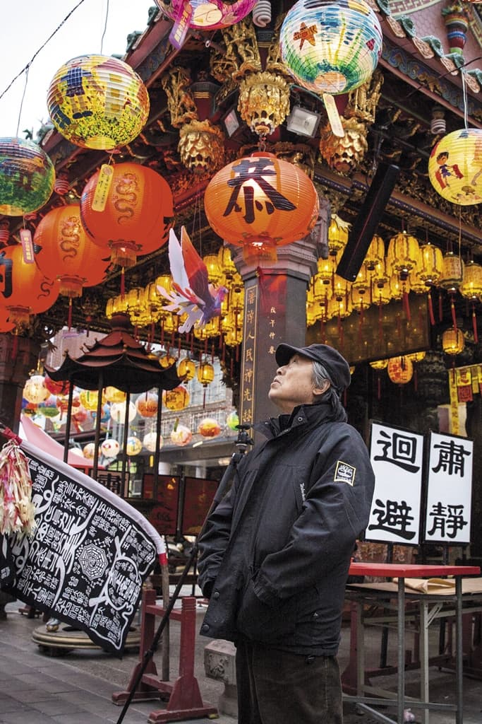 喜歡庶民文化，一進廟裡，張照堂就認真觀察環境，四處走動，一度還讓我們找不到人。
