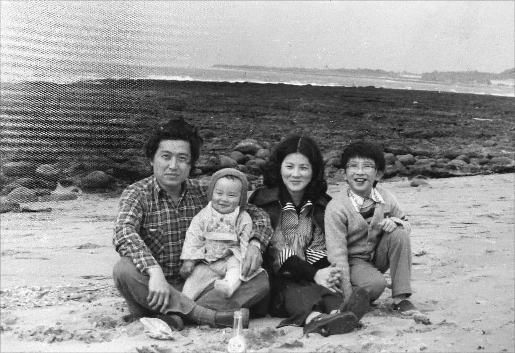 1975年一家四口於淡水沙崙合照。張照堂（左1）和妻子廖淑貞（右2）育有2子。長子張世和（右1）現從事設計工作，次子張世倫（左2）則為藝評人、攝影研究者。（張照堂提供）