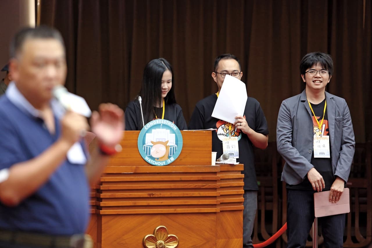 林祖儀（右1）邀請立委與公民參與「開放國會松」，建立立法院與社會的對話平台。（林祖儀提供）