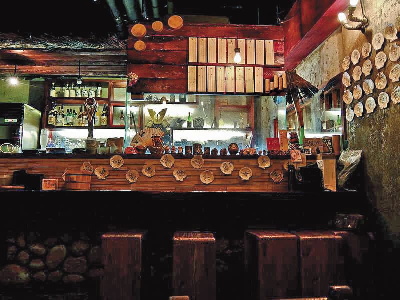 Saya開的「I hala愛哈拉酒食屋」是家家等一群朋友聚會的新地點，能吃到道地原住民美食。（翻攝自I ha la愛哈拉酒食屋臉書）