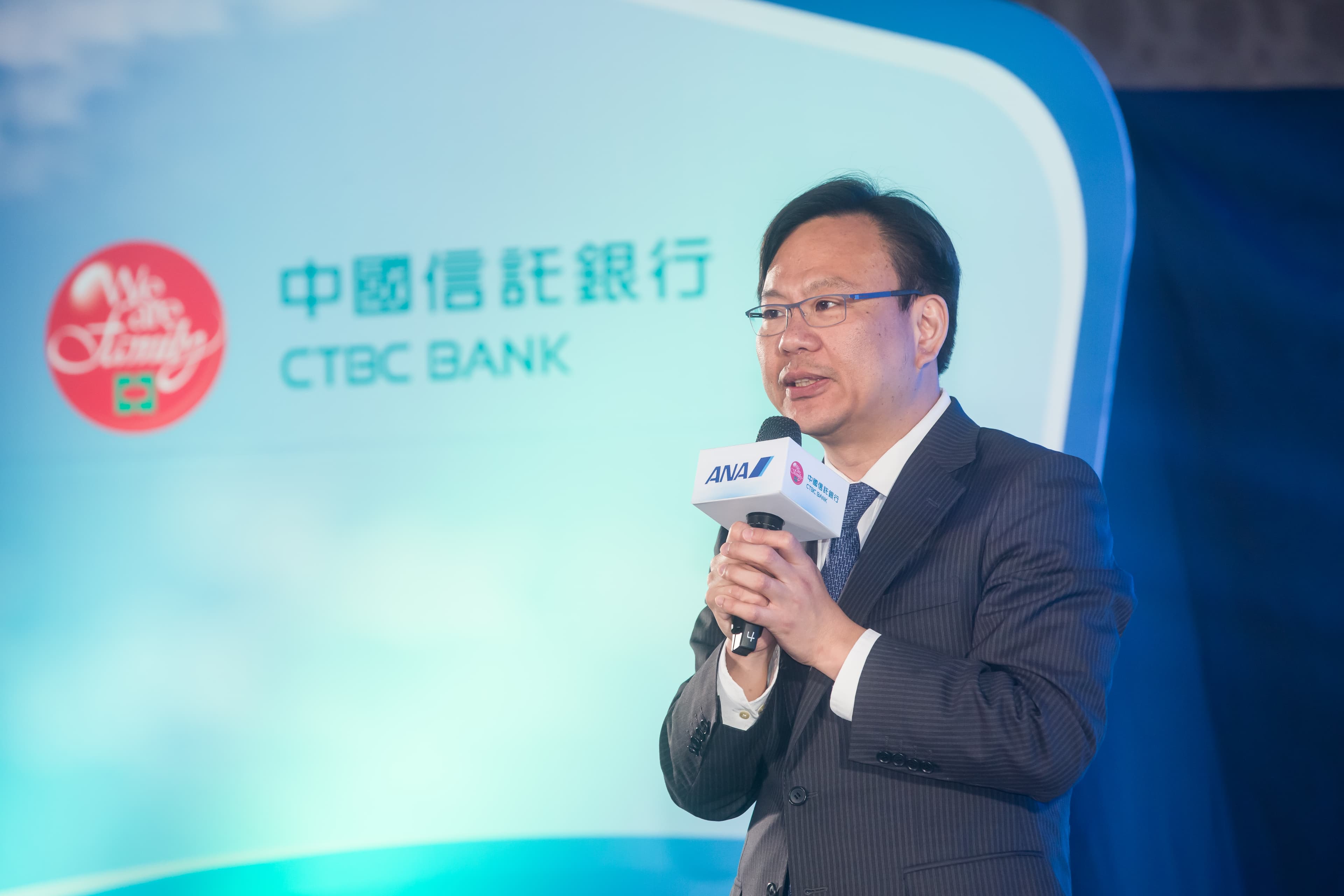 2013年國泰世華銀行搶走好市多聯名卡之後，信用卡發卡數開始進逼中信，當時中信挖角前悠遊卡董事長劉奕成出任信用金融執行長，迎戰來勢洶洶的國泰。