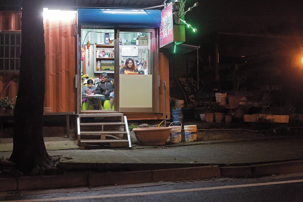 廖忠義的妻子因坐骨神經問題無法至工地工作，賣檳榔貼補家計。